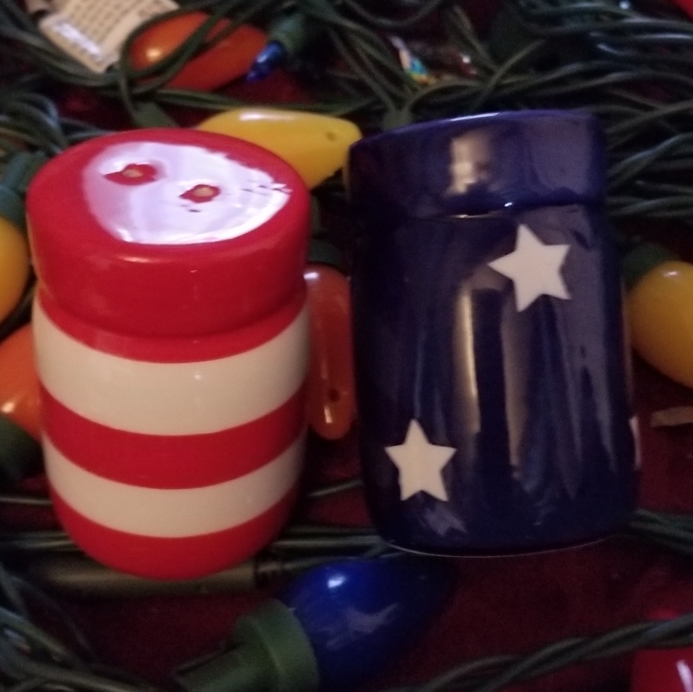 Salt n pepper shakers